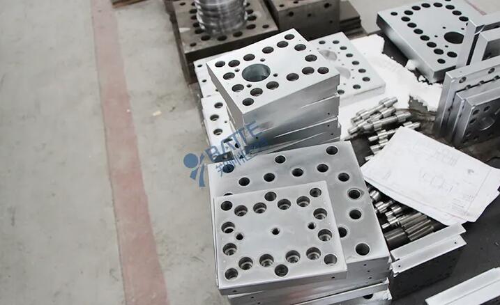 Melt pump cover plate